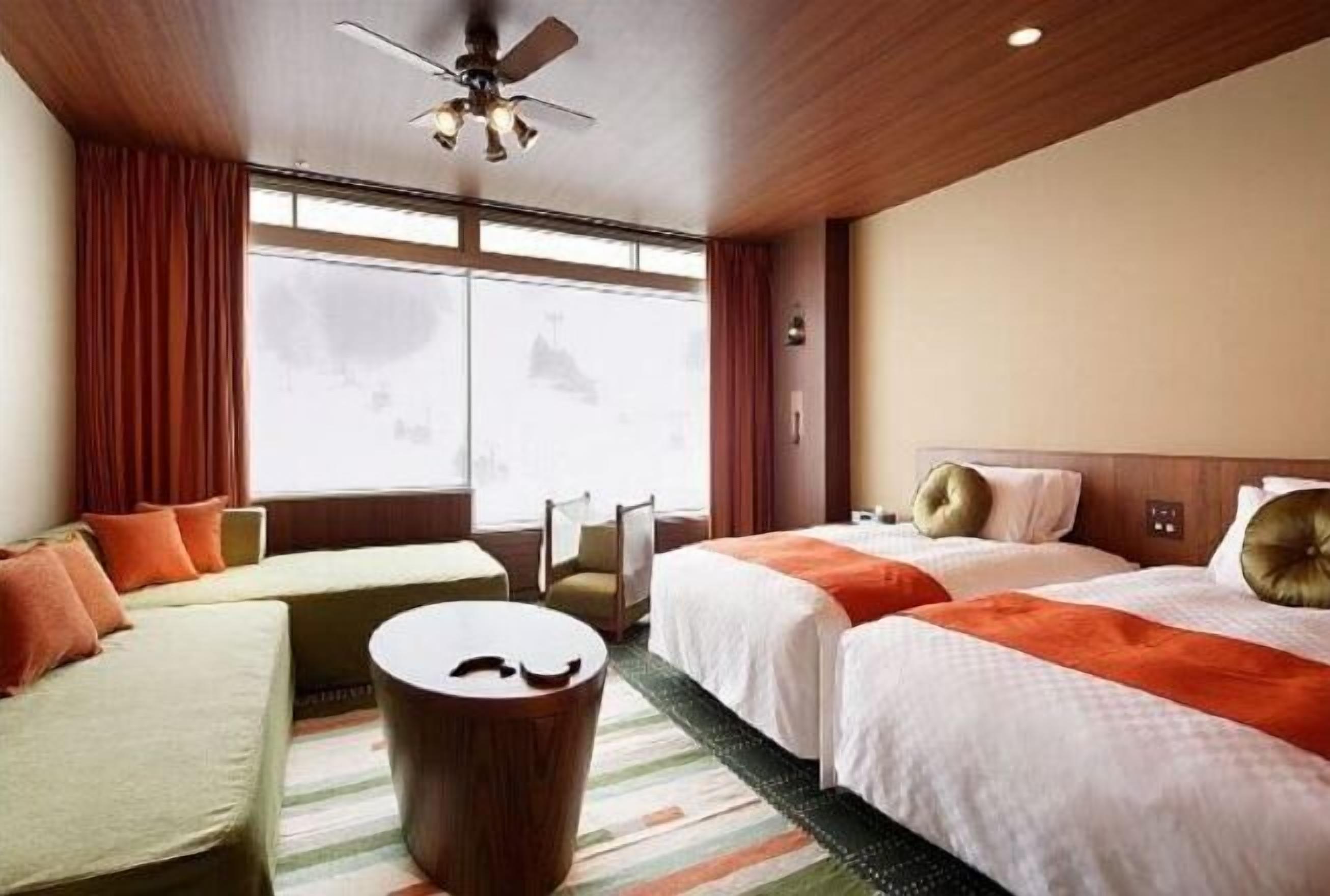 เครื่องนอนระดับพรีเมียม, ตู้นิรภัยในห้องพัก, ผ้าม่านกันแสง