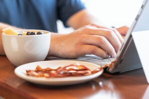 Desayuno buffet todos los días (USD 12.00 por persona) 