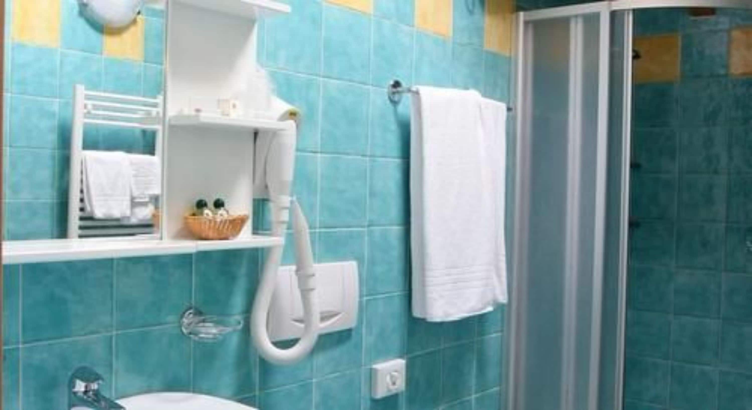 double room | bathroom | shower, free toiletries, hair dryer, towels
