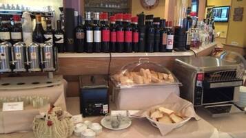 Un buffet con diversi piatti e una selezione di vini.