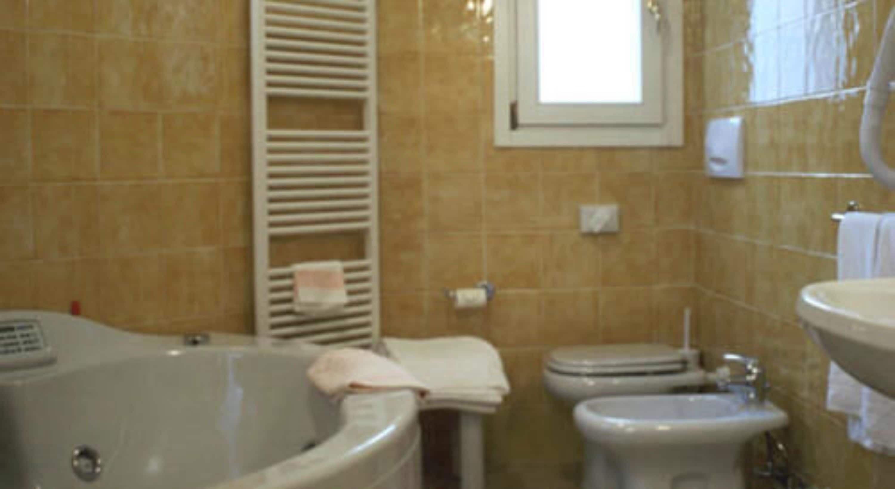 double room | bathroom | shower, free toiletries, hair dryer, towels