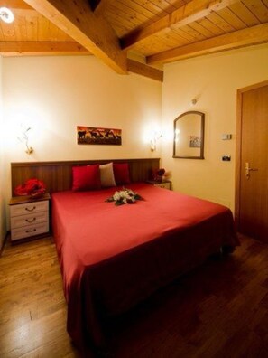 Double Room | Down comforters, minibar, in-room safe, free WiFi - Hotel Bernina (Tirano)