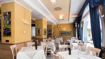 Päivittäinen mannermainen aamiainen (9.00 EUR per henkilö)