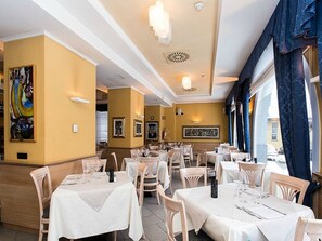 Petit déjeuner continental (12 EUR par personne)