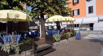 2 restaurantes; se sirve almuerzo y cena; pizza