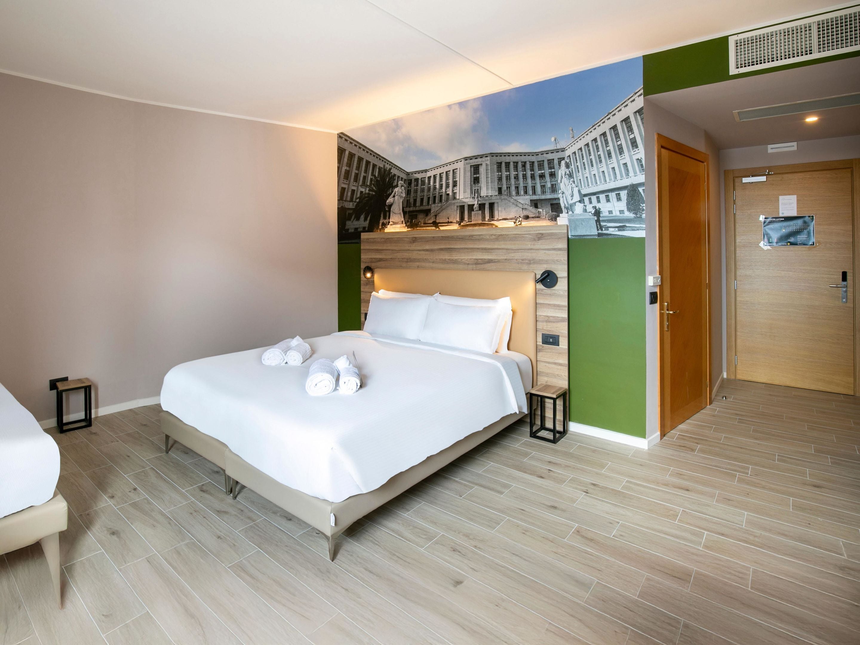 Dreibettzimmer (Accessible) | Schreibtisch, kostenloses WLAN