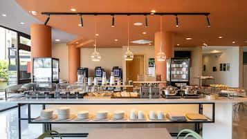 Colazione a buffet, servita tutte le mattine (9.50 EUR a persona)