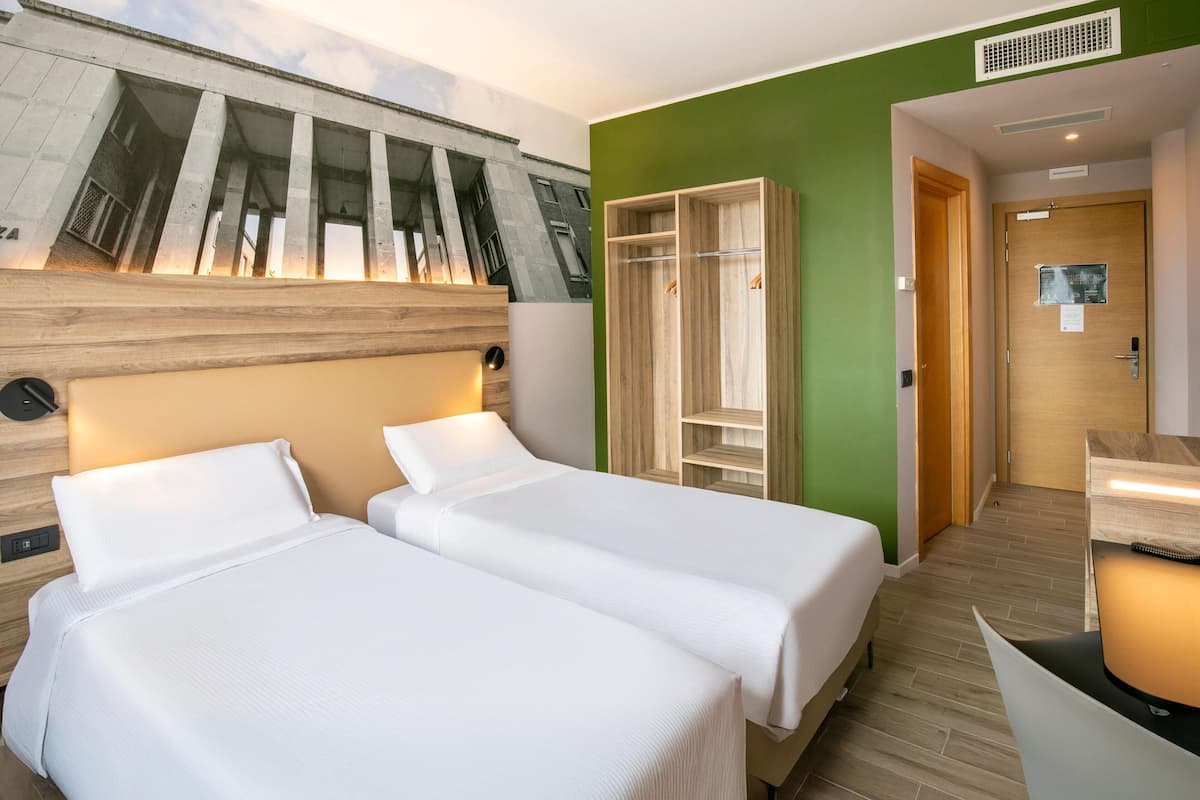 Twin Room | Desk, free WiFi