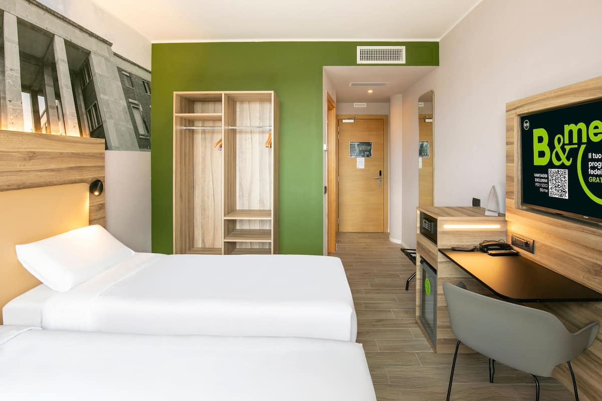 Twin Room | Desk, free WiFi