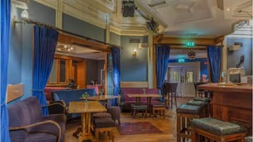 2 من البارات/الاستراحات