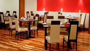 Daily full breakfast (EUR 11 per person)