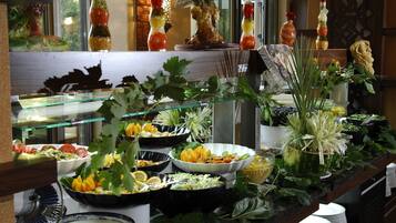 Breakfast (EUR 6 per person)