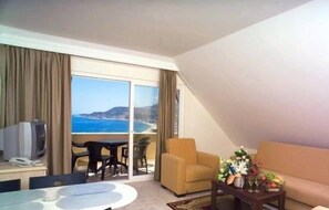 Living area | 52-inch TV with satellite channels - Bella Vista Suit Hotel (Alanya)