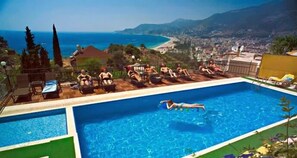 Outdoor pool, open 8 AM to 7 PM, pool umbrellas, sun loungers - Bella Vista Suit Hotel (Alanya)