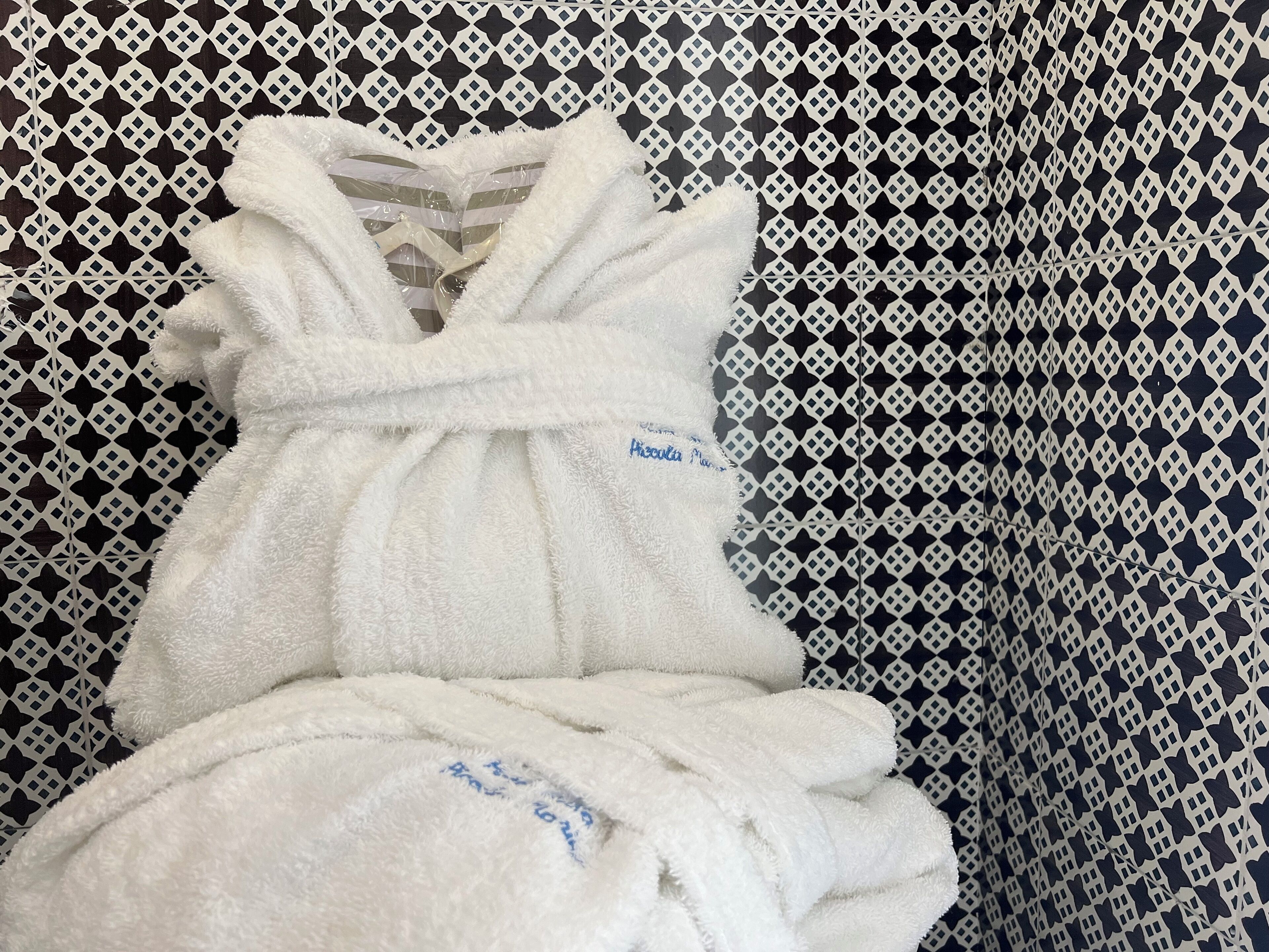 junior suite, terrace, hill view (lemon) | bathroom | shower, free toiletries, hair dryer, bidet