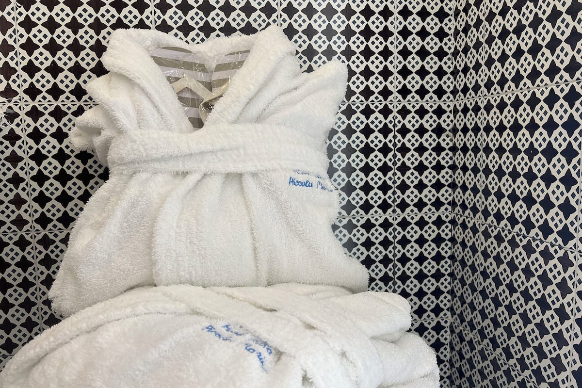 junior suite, terrace, hill view (lemon) | bathroom | shower, free toiletries, hair dryer, bidet