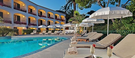 Piscine extérieure, parasols de plage, chaises longues