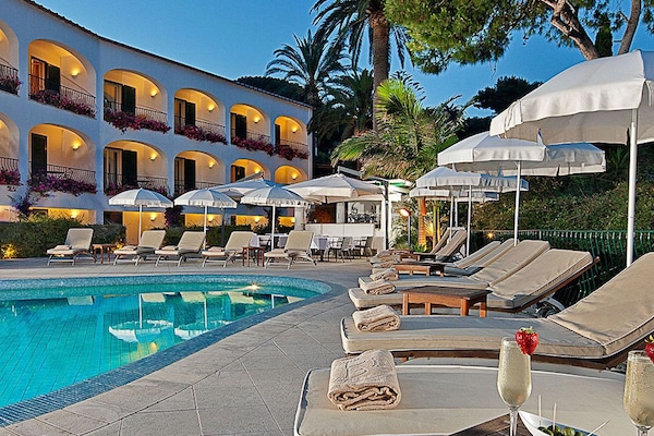 Piscina externa, guarda-sóis, espreguiçadeiras