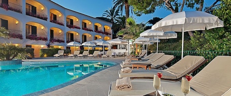 Outdoor pool, pool umbrellas, sun loungers. Hotel della Piccola Marina