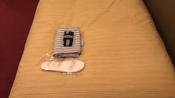 シングルルーム禁煙 | 羽毛の掛け布団、セーフティボックス (室内)、デスク、遮光カーテン