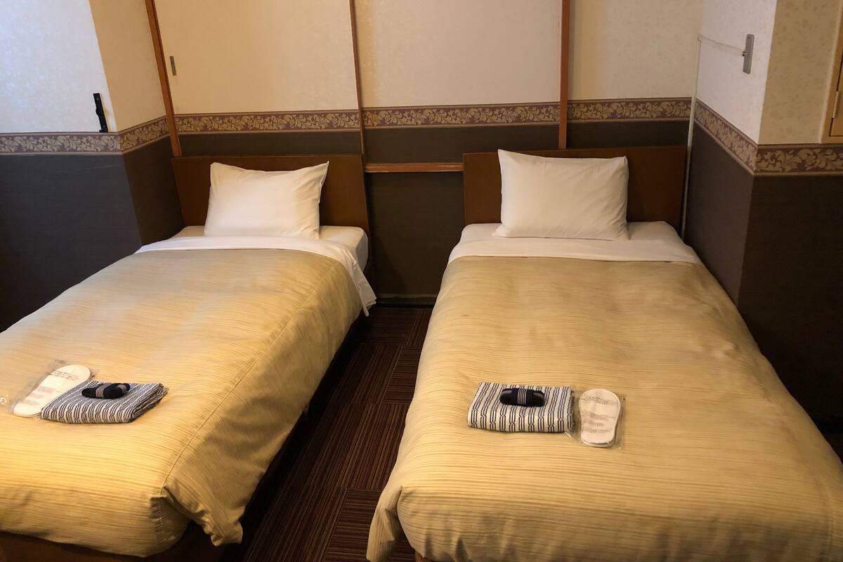 Chambre avec lits jumeaux | Couette en duvet d'oie, coffres-forts dans les chambres, bureau