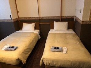 Twin Room | Down comforters, in-room safe, desk, blackout drapes - Oak Hotel (TOKYO)