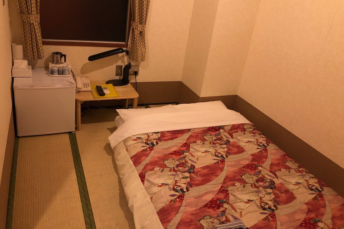 Down comforters, in-room safe, desk, blackout drapes