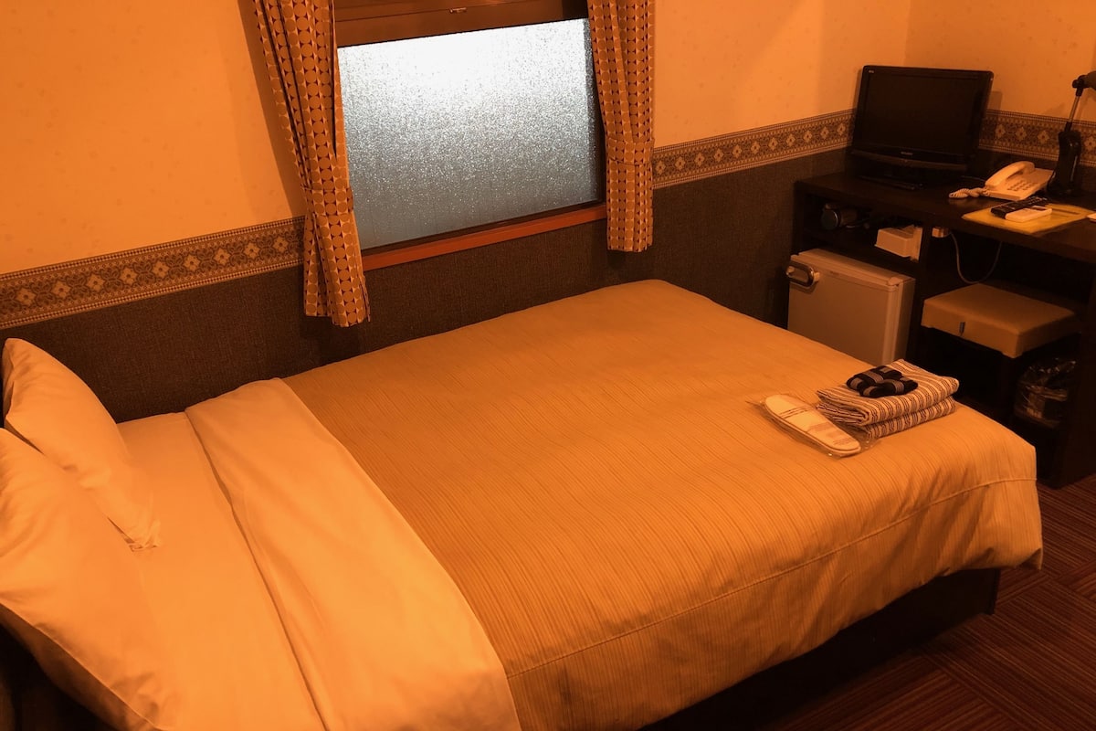 Double Room, Non Smoking | Down comforters, in-room safe, desk, blackout drapes