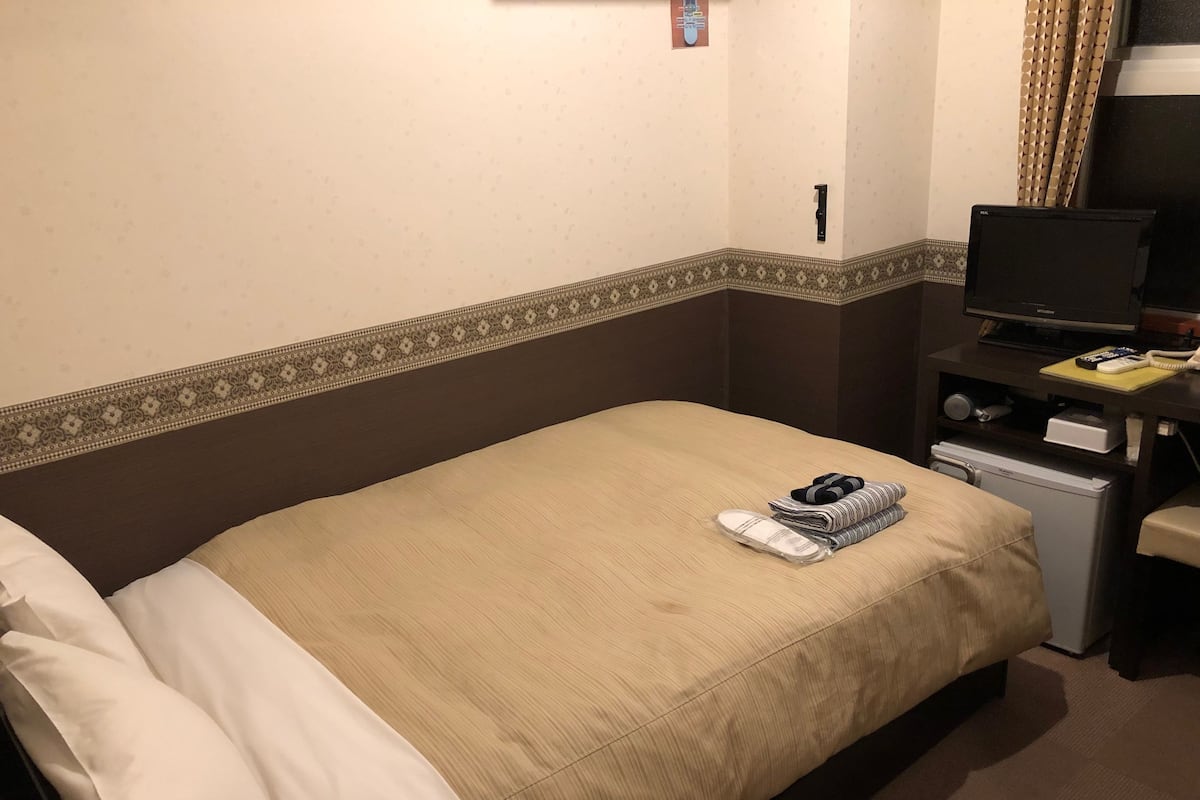 Semi Double, Non Smoking | Down comforters, in-room safe, desk, blackout drapes