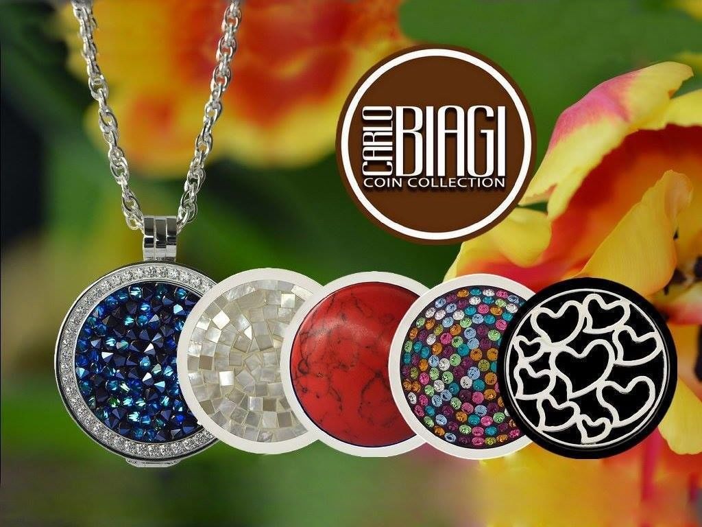 Un collier orné d’un pendentif présentant un motif circulaire avec un cœur noir au centre, le tout bordé d’un cercle blanc.