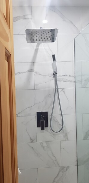 Townhouse – deluxe, 2 soverom, balkong (Waterfront) | Bad | Separat badekar og dusj, toalettartikler (inkludert) og hårføner