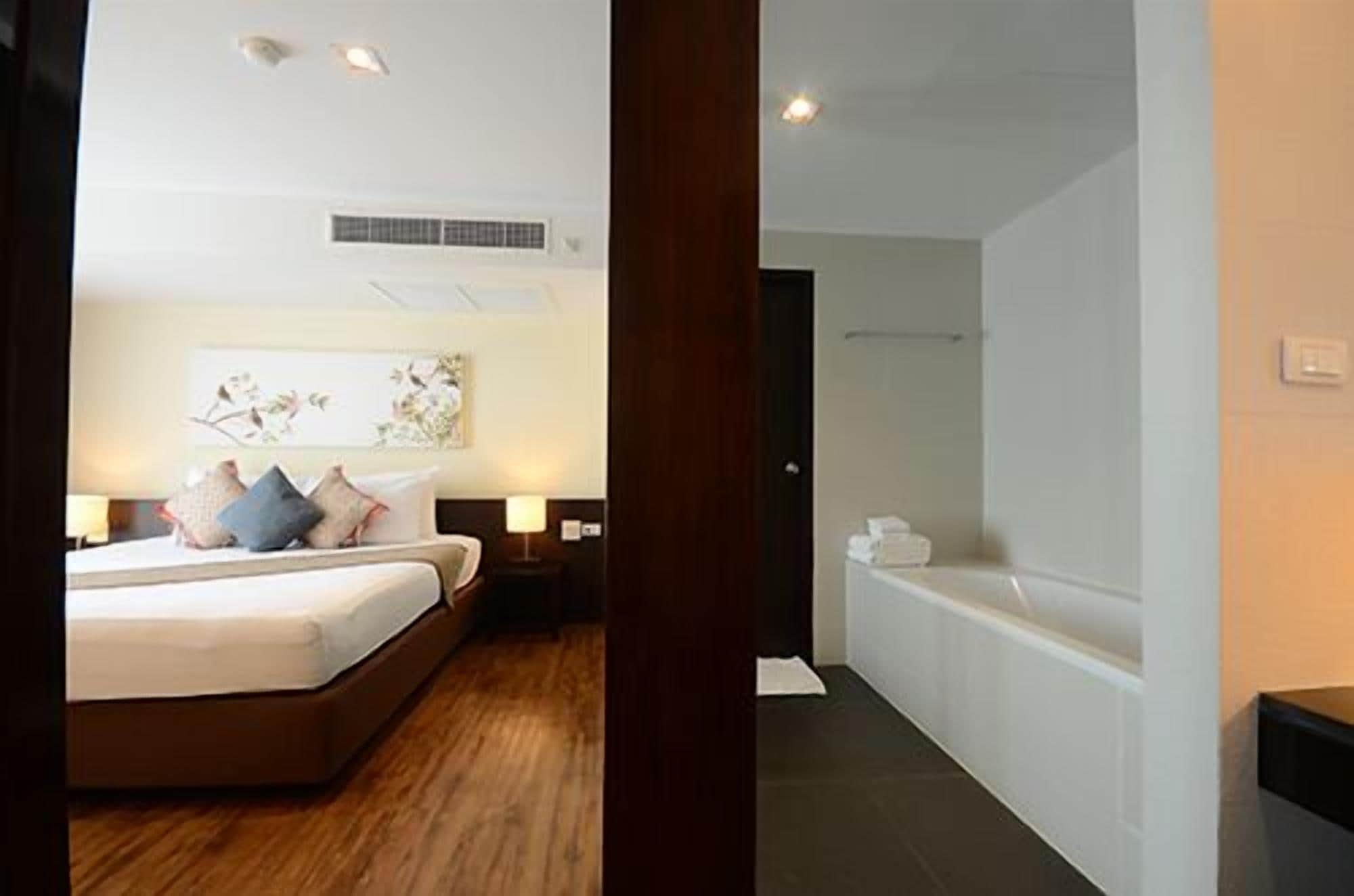 Junior Suite | Premium bedding, in-room safe, desk, blackout drapes