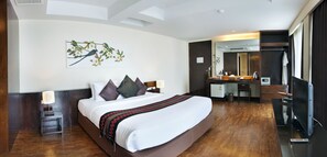 أغطية فراش متميزة وخزنة داخل الغرفة ومكتب وستائر تعتيم