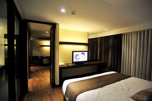 Premium bedding, in-room safe, desk, blackout drapes
