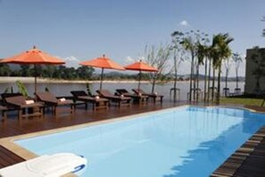 حمّام سباحة خارجي، مظلات على حمّام السباحة، مقاعد للتشمس