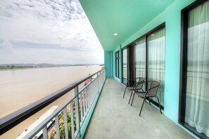 Quarto luxo, vista para o rio | Sacada