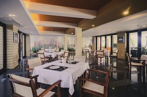 Breakfast, lunch and dinner served  - Serene at Chiang Rai (Chiang Saen)