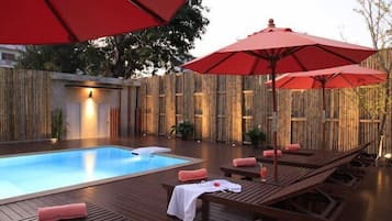 Outdoor pool, pool umbrellas, sun loungers