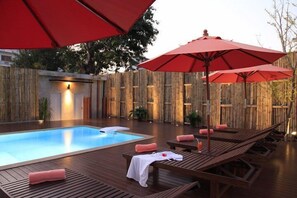 Utendørsbasseng, bassengparasoller og solsenger