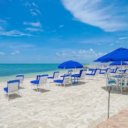 Playa privada, camastros, sombrillas y toallas de playa