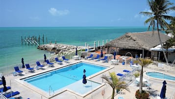 2 piscines extérieures, parasols de plage, chaises longues