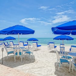 Playa privada, camastros, sombrillas y toallas de playa