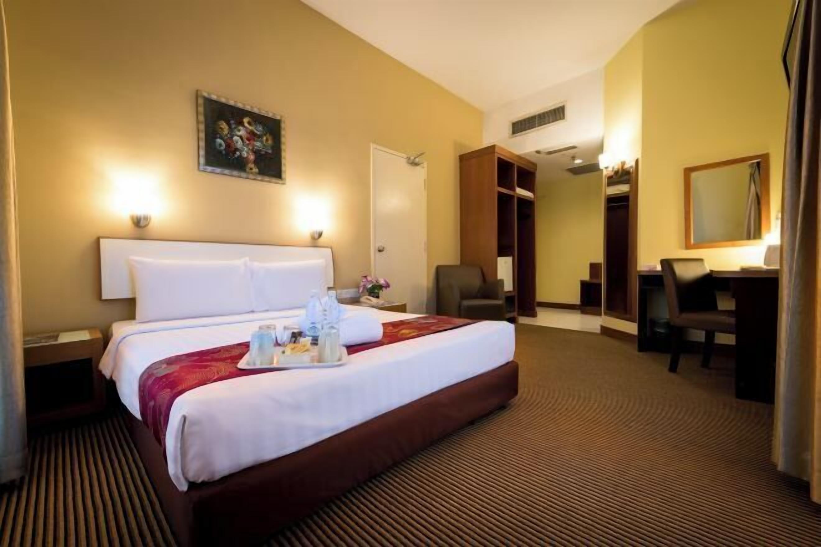 Laptop workspace, iron/ironing board, free WiFi, bed sheets