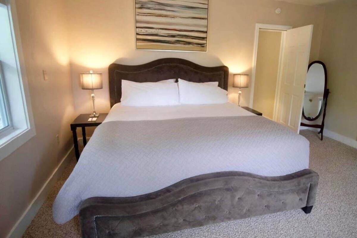 2 Bedroom Suite, 1 King, 1 Queen, 2 Bath 