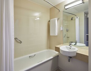 Superior Double Room | Bathroom | Combined shower/tub, free toiletries, hair dryer, towels - Leonardo Hotel Aberdeen (Aberdeen)