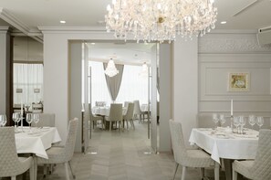 Breakfast, lunch, dinner served; Mediterranean cuisine 