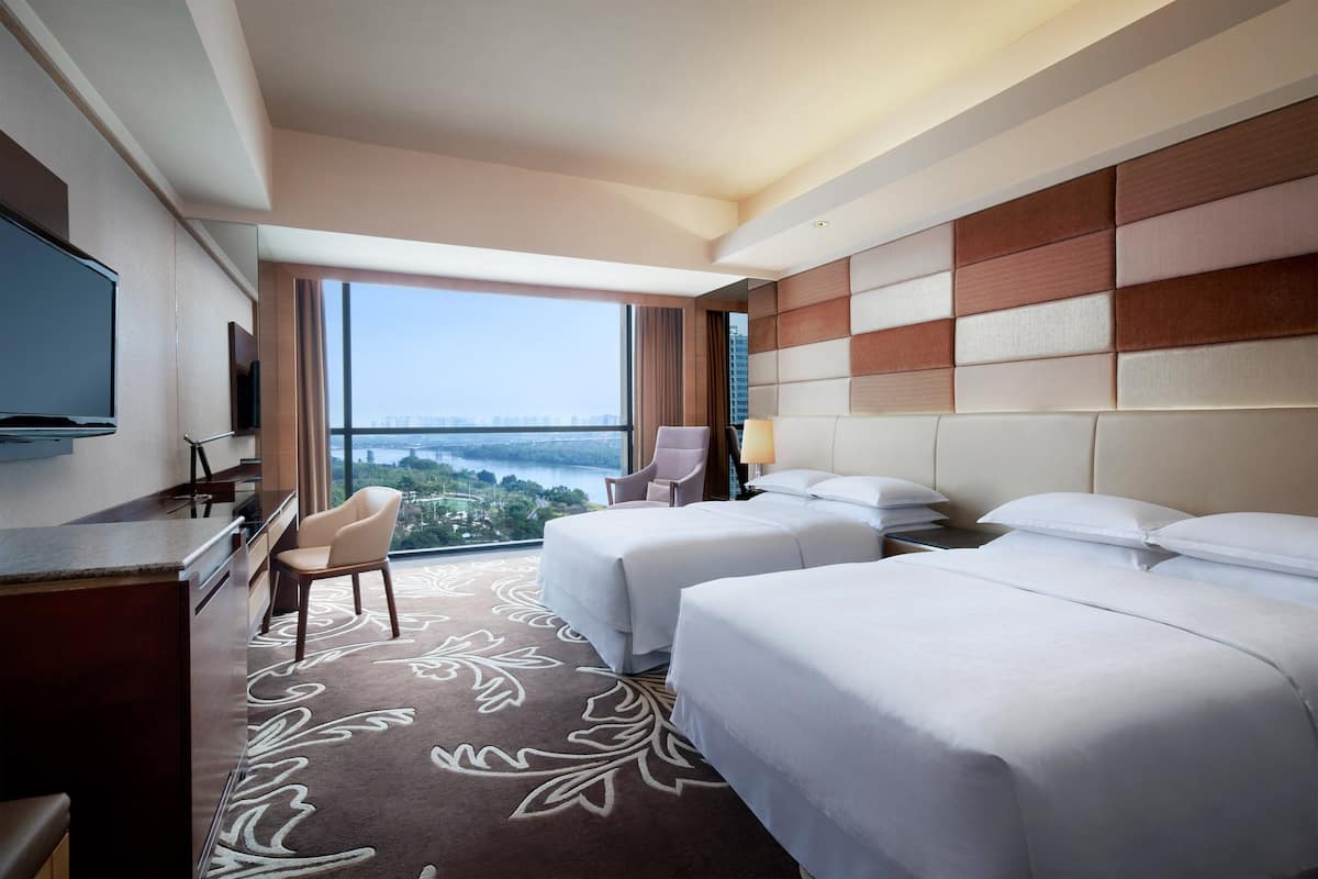 Luxe beddengoed, een minibar, een kluis op de kamer