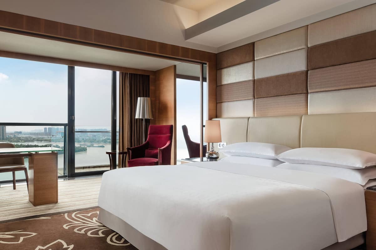 Luxe beddengoed, een minibar, een kluis op de kamer