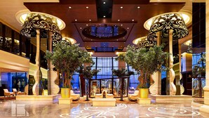 A spacious lobby with high ceilings, ornate columns, and a central seating area. - Sheraton Shunde Hotel (Foshan)