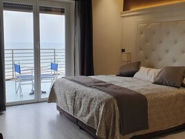 小型套房, 阳台, 海景 | 高档床上用品、羽绒被、加厚床垫、迷你吧